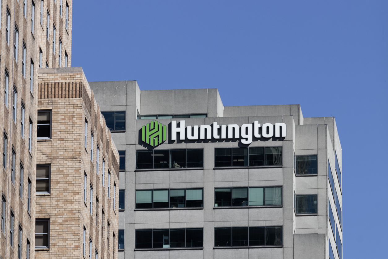 Huntington Bancshares Stock: Is HBAN Outperforming the Financial Sector?