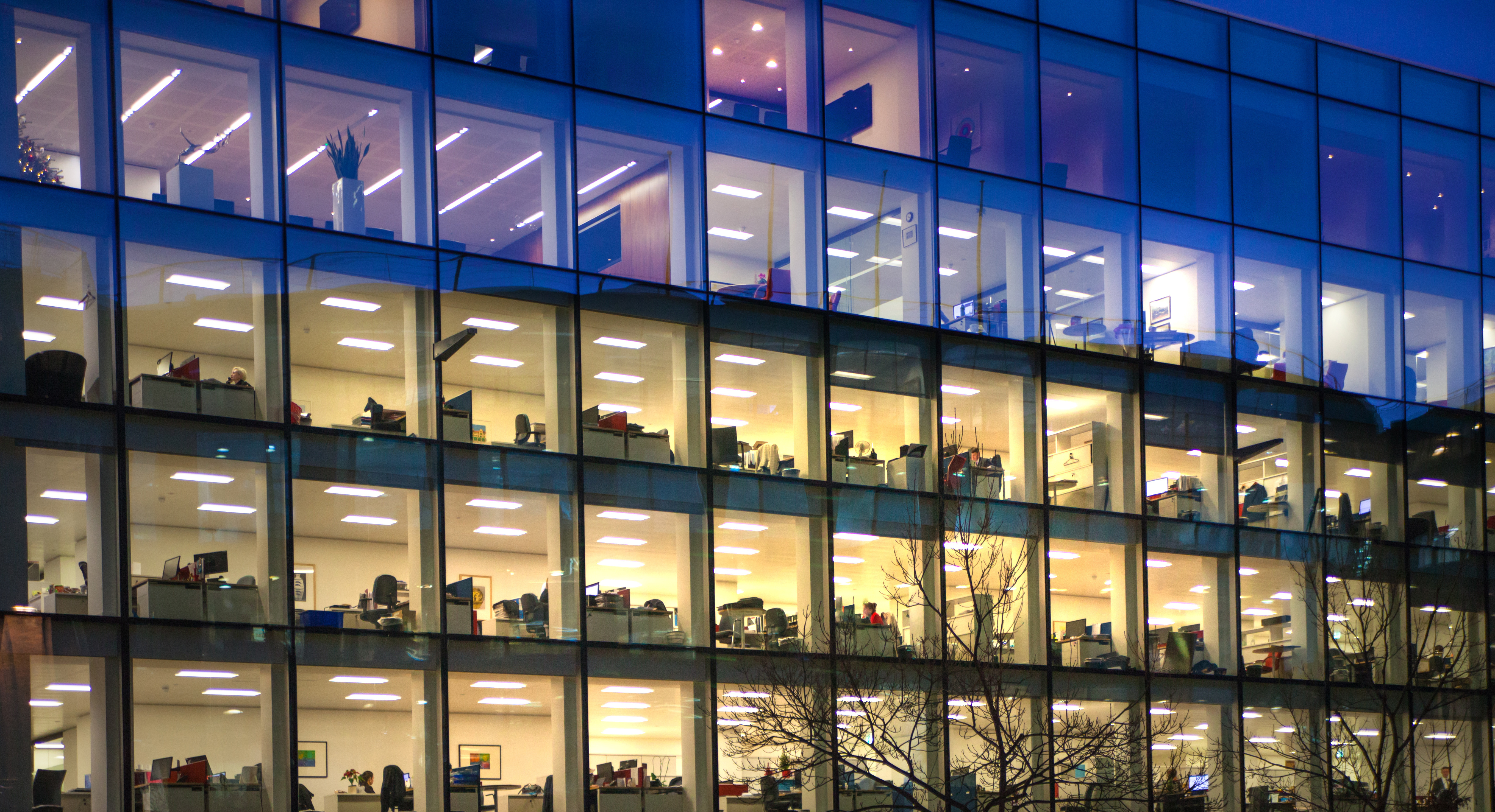 Building at night_windows_architecture_abstract