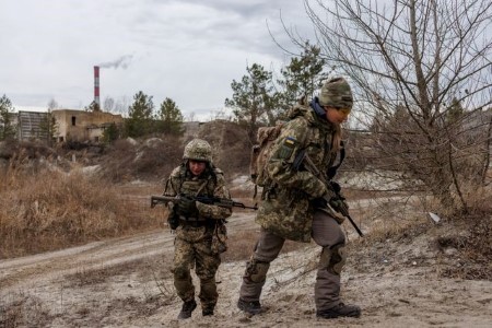 A Ukrainian reservist learns fighting skills she hopes never to use ...