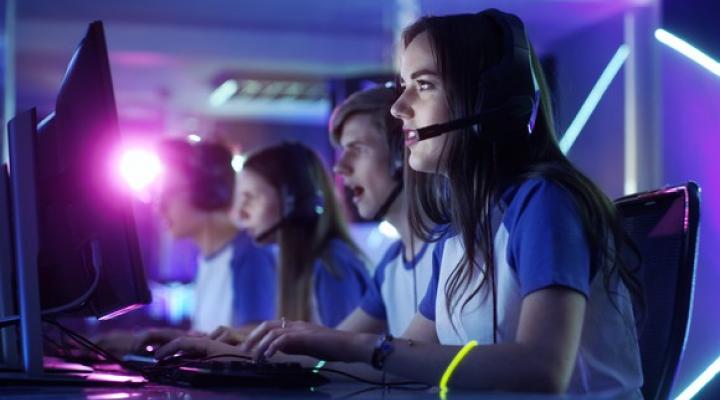 A female gamer and her team participate in an esports tournament.