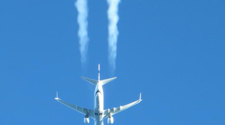 Boeing 737 Max photo pointing down