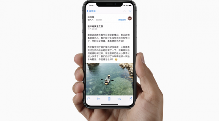 iPhone X with Chinese text displayed on the screen