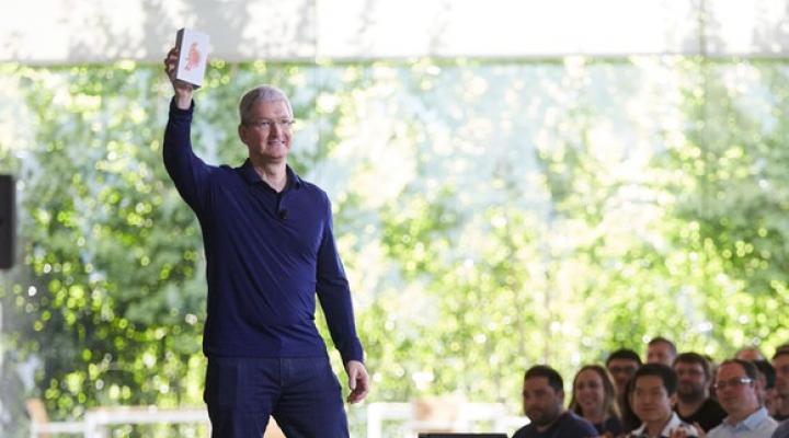 Tim Cook holding up the billionth iPhone in front of Apple employees