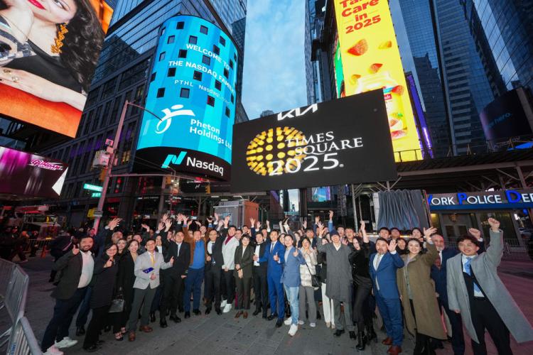 Pheton Holdings rings the Nasdaq stock market closing bell on December 31, 2024.